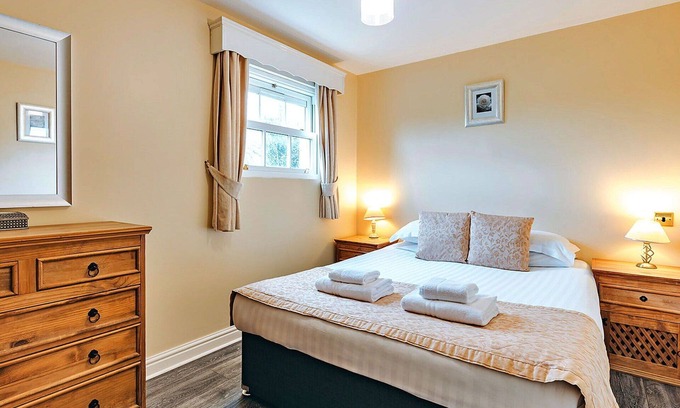 Eaton Mascott House | Stunning villa for 4 guests with WIFI, TV and pets allowed