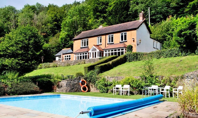 Redbrook House | Stunning villa for 14 people with WIFI, private pool, terrace, pets allowed and parking