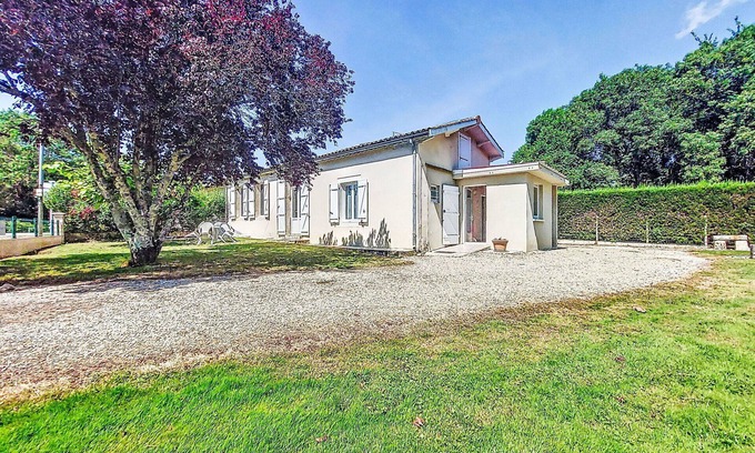 Saint-Christoly-Medoc House | Cozy Villa for 5 with WIFI, Terrace & Pet-Friendly Options