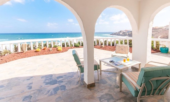 Telde House | Stunning Villa on the Beach with Sea Views, Private Pool & Wi-Fi