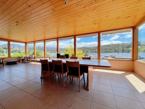 Kettering House | Scenic Waterfront House at Kettering - Family Friendly Retreat
