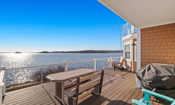Narragansett House | Picturesque Waterfront Home with Ocean Views - Harbour Island