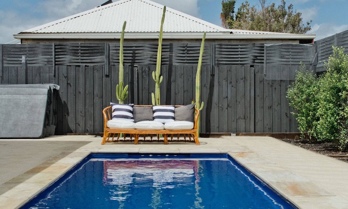 Newhaven House | Beautiful Water Views & Heated Spa Near Beach and Shops
