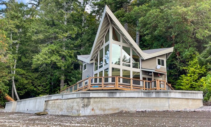 Matlock House | Waterfront Haven with Private Beach and Breathtaking Views