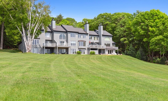 Harbor Springs Condo | Unforgettable Windward Condo with Pool & Scenic Views