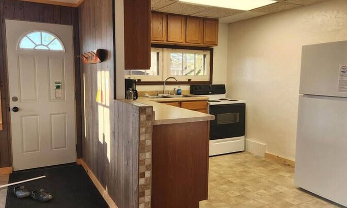 Fremont Cabin | Waterfront Sturgeon Cabin: Family-Friendly Retreat Awaits