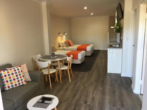 Broken Hill Hotel | Discover Sturt Motel: Family-Friendly with Pool & Breakfast