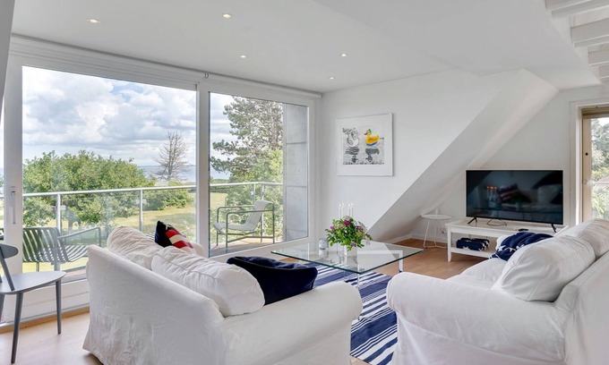 Klint House | Oceanfront Retreat "Stygg" - Steps from the Sea