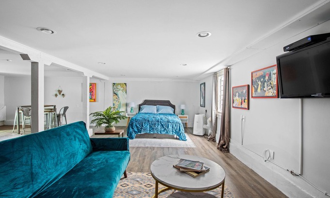 Central Carrollton Association Apartment | Elegant Comfort Near Audubon Park - Pet & Child Friendly