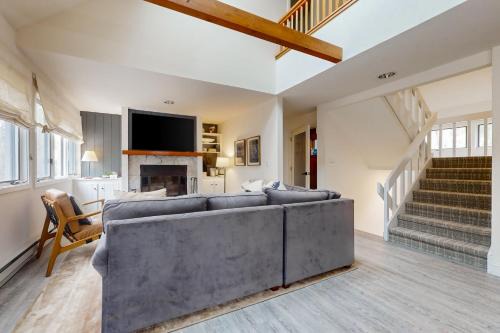 Stratton Mountain Apartment | Pet-Friendly Styles Brook Retreat with Pool & Family Amenities