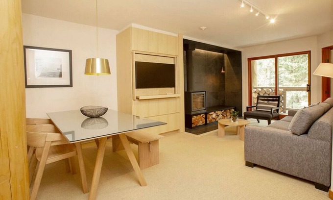 Nordic Estates House | Stylish 1.5BRM in Whistler's Alpine with Hot Tub & Pool
