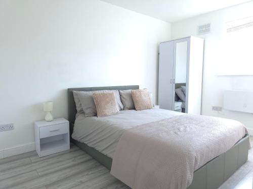 Tea Green Apartment | Stylish 1 Bed Apt 4 Min to Airport WiFi & Parking