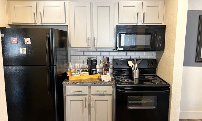 Parker Lane Apartment | Stylish 1-Bed Apartment with Pool Near Downtown & Airport