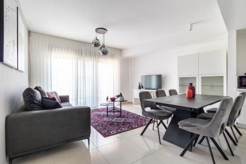 Kiryat HaLeom Apartment | Pet-Friendly 1 Bedroom Retreat Near City Gate