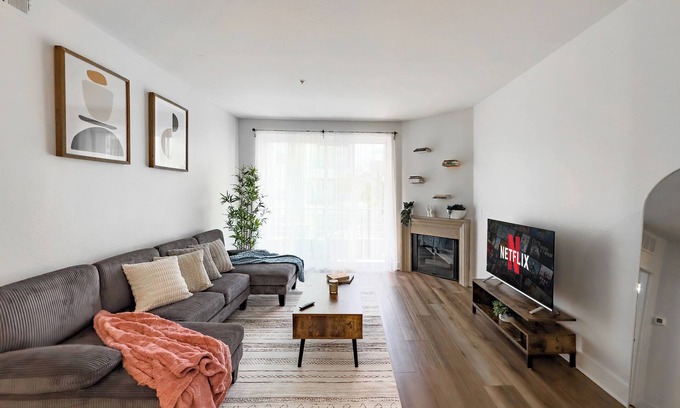 Marina del Rey Bed & Breakfast | Chic 1-Bedroom Apartment in Marina Del Rey with Ocean Views