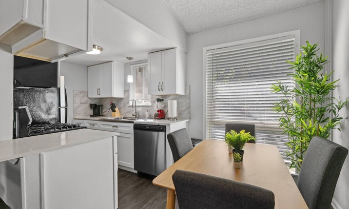 Clarksville Apartment | Trendy 1BR Downtown Evonify with Breakfast Included