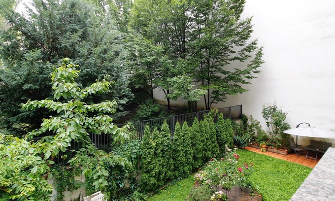 Neubau Apartment | Stylish 1BR in Central Vienna – Sleeps 4, Garden View, King Bed & Full Kitchen