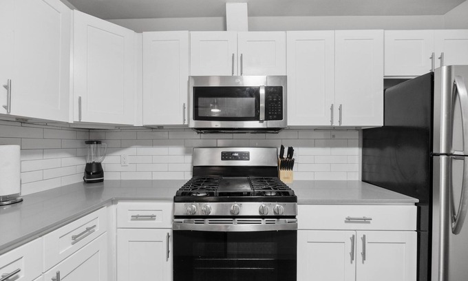 Highland Apartment | Stylish 1BR Near UT with Breakfast & High Ratings