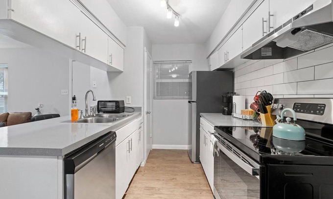 St. Johns Apartment | Cozy 1BR Hotel Near UT Highland with Breakfast Included
