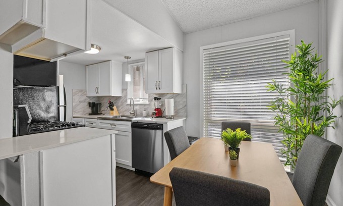 Zilker Apartment | Chic 1BR Zilker Retreat with Breakfast & Family-Friendly Perks