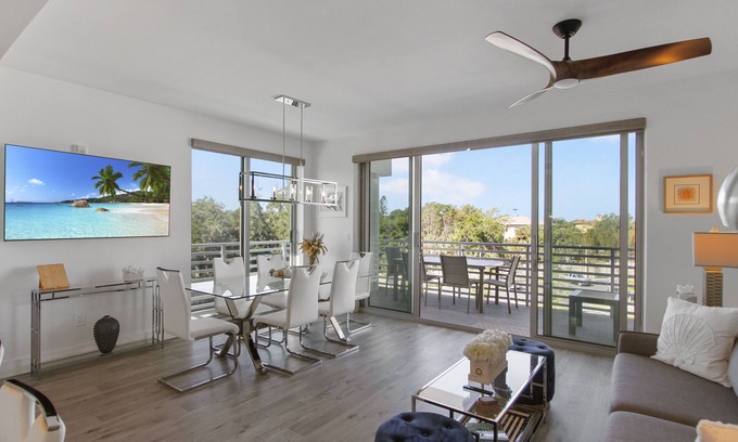 Central Sarasota Condo | Elegant Condo with Pool View and Terraces - Rated 10/10