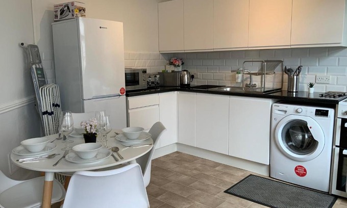 Stansted Apartment | Modern 2 Bedroom Cottage in Bishop's Stortford, Family-Friendly