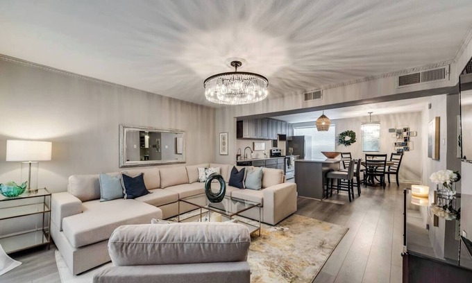 Old East Dallas Condo | Designer Condo with Pool & Spa near Historic Swiss Ave