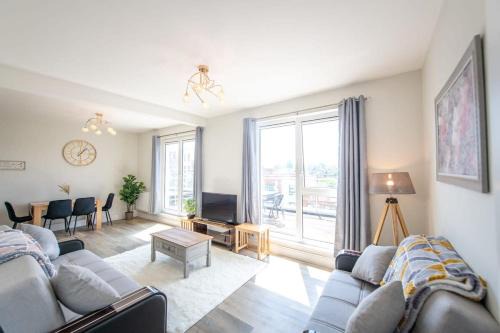 Crawley Apartment | Modern 2 Bed Apartment in Crawley - Child Friendly & Cozy