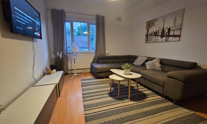 Hunton Bridge Apartment | Modern 2 Bed Apartment Near Harry Potter Studios, Family-Friendly