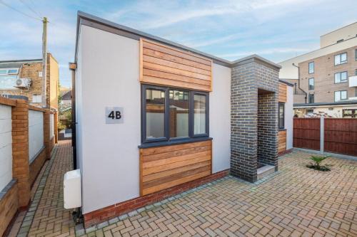 East Ham South Apartment | Inviting 2 Bed Bungalow in East Ham, Near Excel Center
