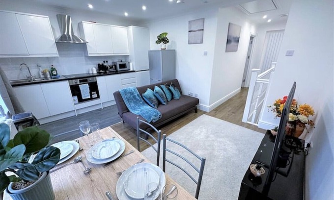 Lewisham Apartment | Modern 2-Bed Flat Near Lewisham Station with Spa Amenities