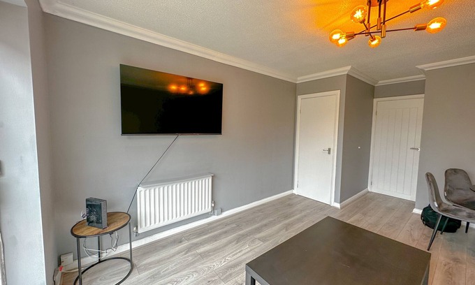 Gravesend House | Modern 2 Bed House with Free Parking for Families