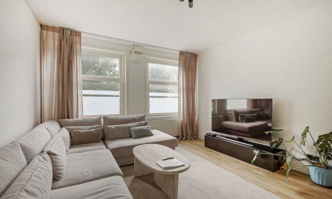 Rijnbuurt Apartment | Stylish 2-Bedroom Apartment with Balcony in Trendy Amsterdam-Zuid