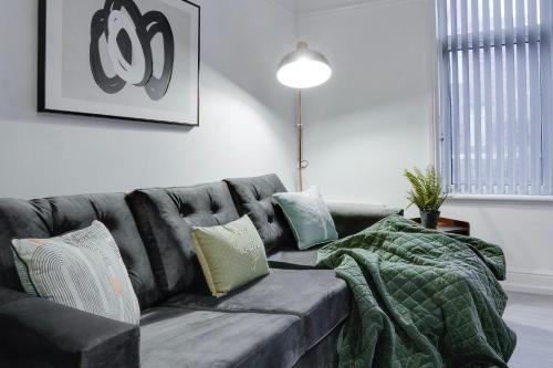 Birkenhead Apartment | Modern 2-Bedroom Flat Near Liverpool with Hot Tub Access