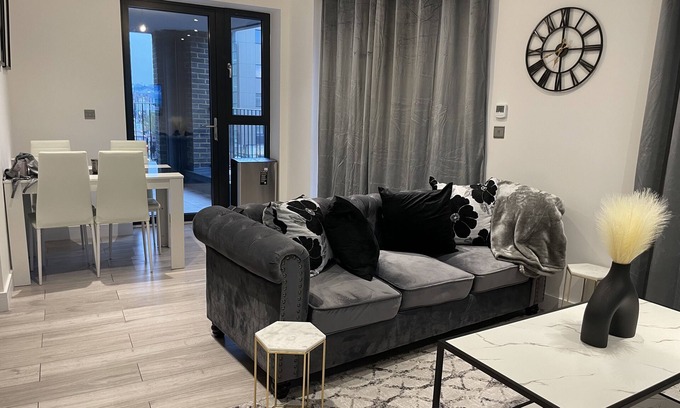 Fairfield Apartment | Modern 2 Bedroom Flat with Spa & Breakfast in South Croydon