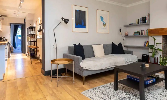 Hackney Downs Apartment | Stylish 2 Bedroom Flat with Large Private Garden