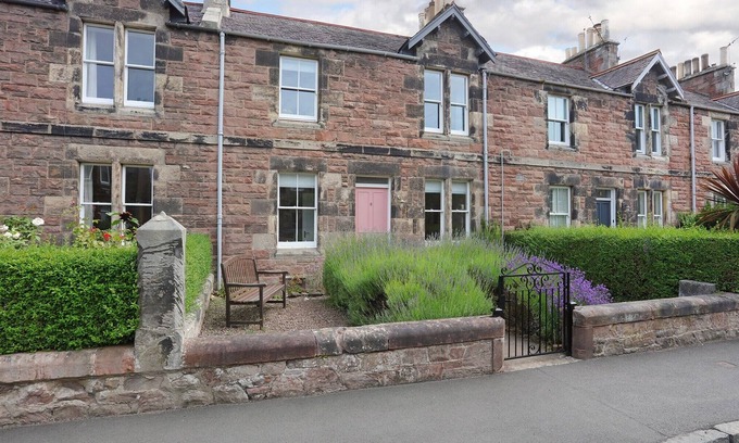 Gullane Apartment | Stylish 2 bedroom ground floor apartment centrally located in the coastal town of Gullane. Sleeps 6