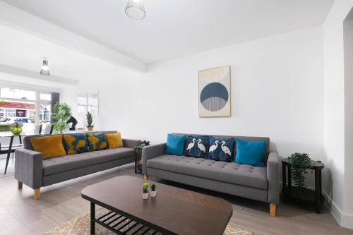 Slough House | Stylish 2 Bedroom Serviced House in Slough