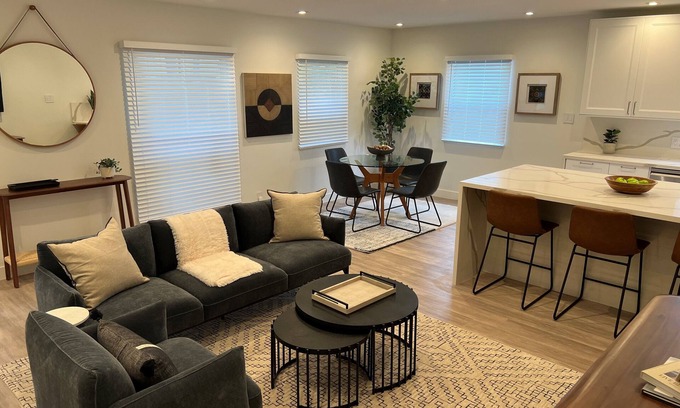 Mid-City House | Elegant 2 Bedroom Home with Ocean View in Santa Monica