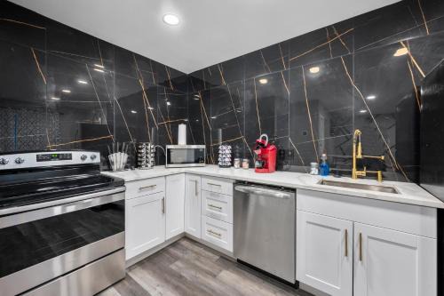 Houston Heights Apartment | Modern 2-BR Retreat in Heights with Pool & Pet-Friendly
