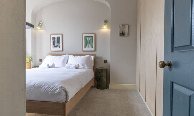 Winchcombe Apartment | Modern 2BD Retreat in Central Winchcombe with Kitchen