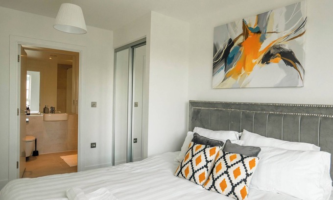 Somers Town Apartment | Stylish 2BDR w/Free Parking & Balcony near Wembley