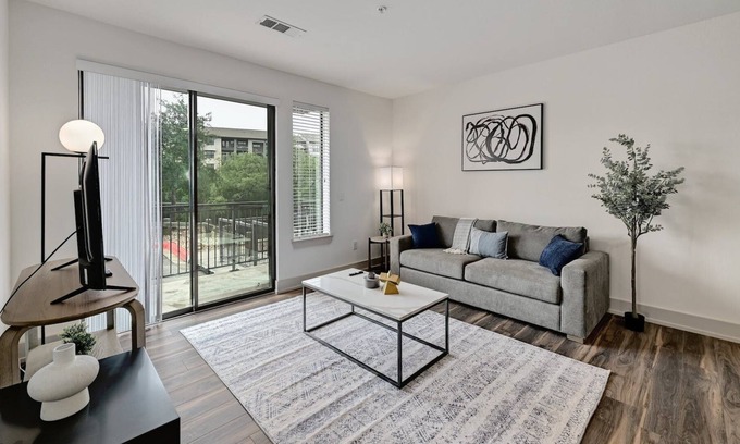 East Oak Hill Apartment | Modern 2-Bed Apartment with Free WiFi and Parking