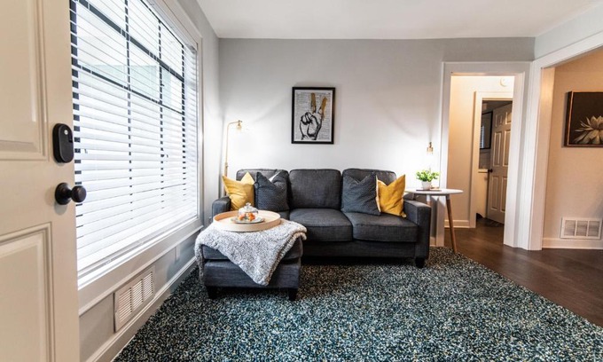 West End House | Family-Friendly 2BR Retreat Near Downtown and Aquarium
