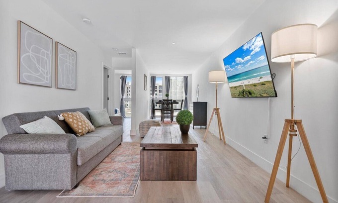 Ojus Apartment | Stylish Aventura 2BR Apartment with Pool and BBQ Area