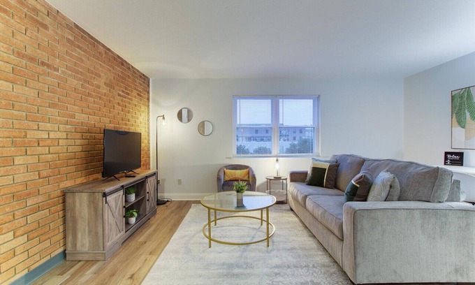 North Canton Apartment | Stylish 2BR Apt w/Parking, Near Airport
