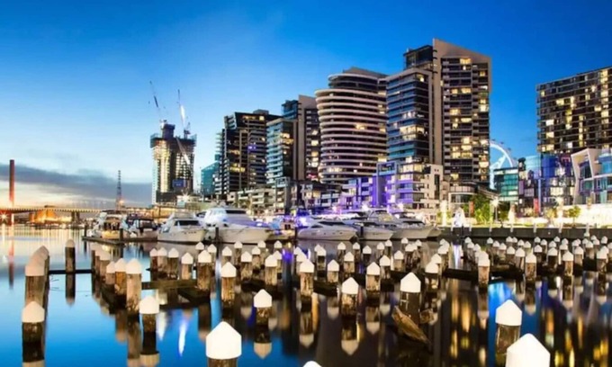 Docklands Condo | Stylish 2BR Condo | Docklands Waterfront Views| Free Access to Pool, Gym, Parking & Fast Wi-Fi