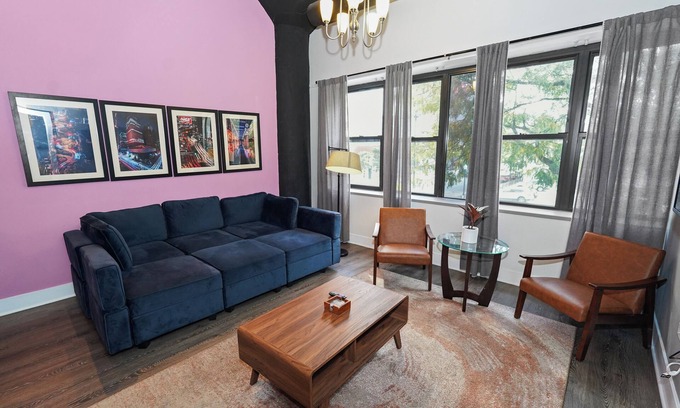 Near South Side Hotel | Stylish 2BR Cozy South Loop Suite Near McCormick