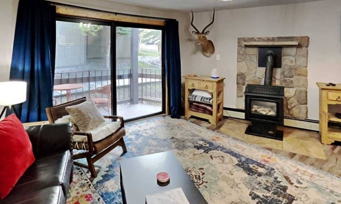 Peak 8 Condo | Modern 2BR Retreat with Hot Tub Access Near Ski Slopes