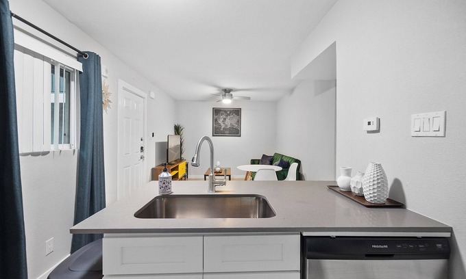 Highland Apartment | Stylish 2BR in Highland Austin TX 3330